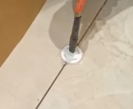 鄂温克瓷砖空鼓维修公司专业解答瓷砖在铺贴过程中，如果没有涂抹均匀到位的粘结材料（如水泥砂浆或瓷砖胶），可能会导致以下问题